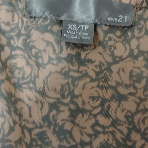 Sequenced neckline top - Picture 6 of 7